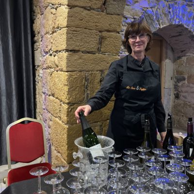 Agnès qui présente le vin effervescent