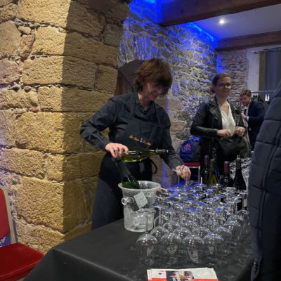 Agnès qui sert du vin lors de l'événement professionnel