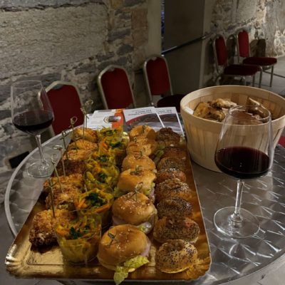 Verres de vin rouge avec planche du traiteur