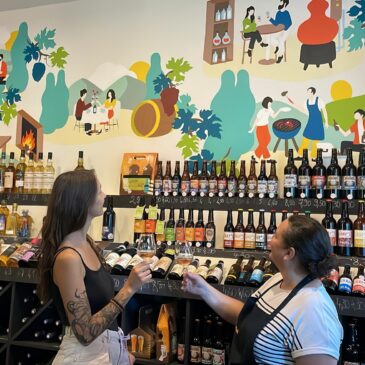 Anaïs et mélanie devant la nouvelle fresque murale